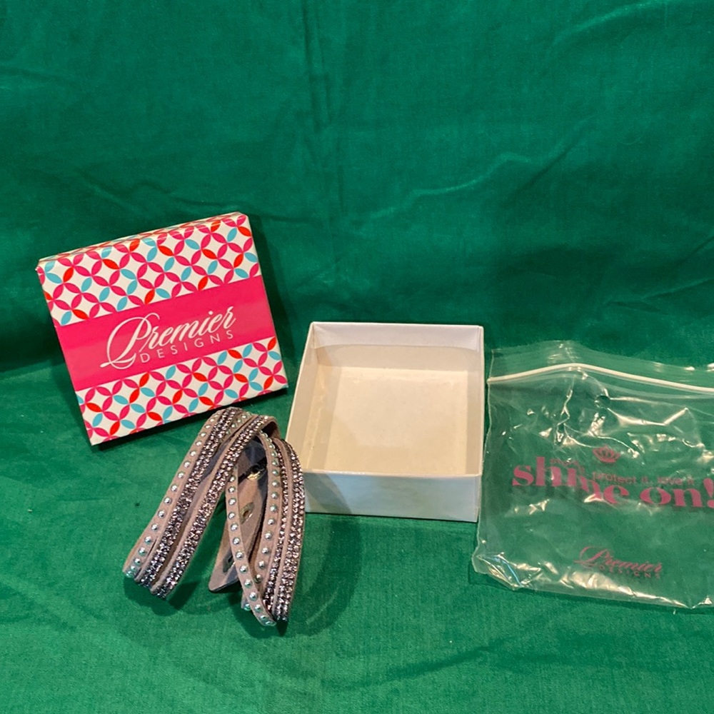 🩰 NIB Premier Designs Trendy  Gray Suede Silver Stones  Wrap Bracelet Jewelry